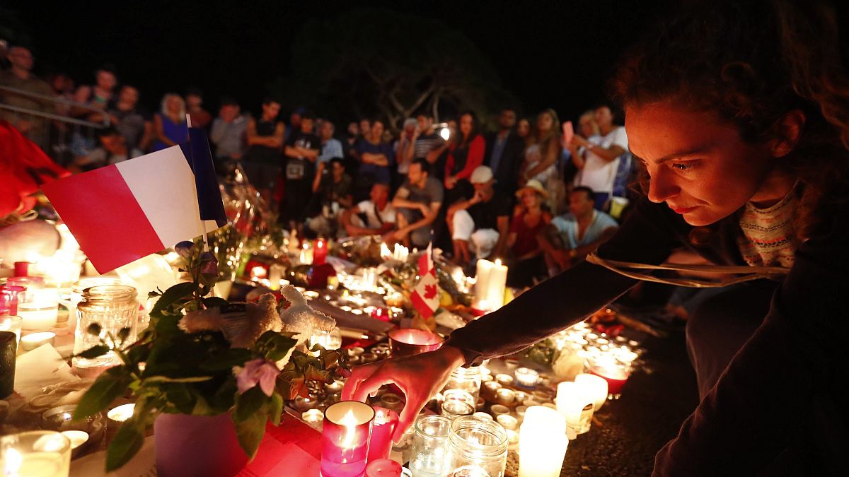 Gyászolók a terrortámadás áldozataira emlékeznek 2016. július 15-én éjjel a dél-franciaországi Nizza tengerparti sétányán