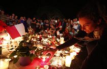 Gyászolók a terrortámadás áldozataira emlékeznek 2016. július 15-én éjjel a dél-franciaországi Nizza tengerparti sétányán
