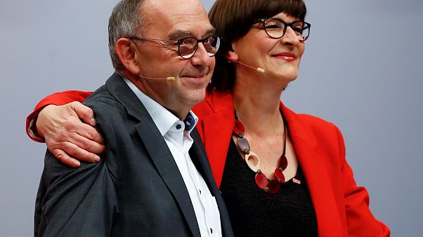 SPD bestätigt Führungsduo und holt Kevin Kühnert in die Spitze SPD bestätigt Führungsduo und holt Kevin Kühnert in die Spitze
