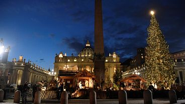 La Place Saint-Pierre à Rome accueille son sapin et sa crèche de Noël. 