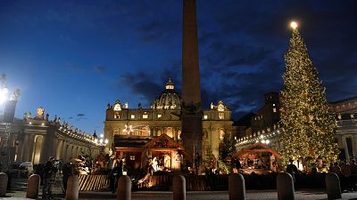 La Place Saint-Pierre à Rome accueille son sapin et sa crèche de Noël.