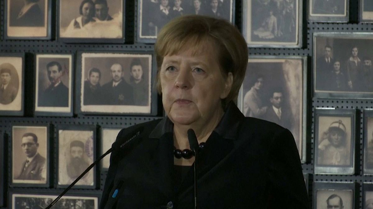 Angela Merkel a revizionizmustól óvott Auschwitzban 