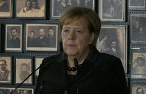 Merkel recuerda la inseparable responsabilidad alemana en el campo de exterminio de Auschwitz