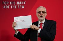 زعيم حزب العمال البريطاني جيريمي كوربن يظهر وثيقة خلال مؤتمر صحافي عقد في لندن. بريطانيا - 2019/12/06 -