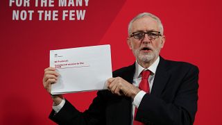 زعيم حزب العمال البريطاني جيريمي كوربن يظهر وثيقة خلال مؤتمر صحافي عقد في لندن. بريطانيا - 2019/12/06 -