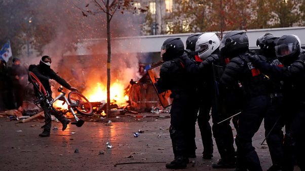 Protestolar nedeniyle Türkiye'den Fransa'ya seyahat uyarısı Protestolar nedeniyle Türkiye'den Fransa'ya seyahat uyarısı