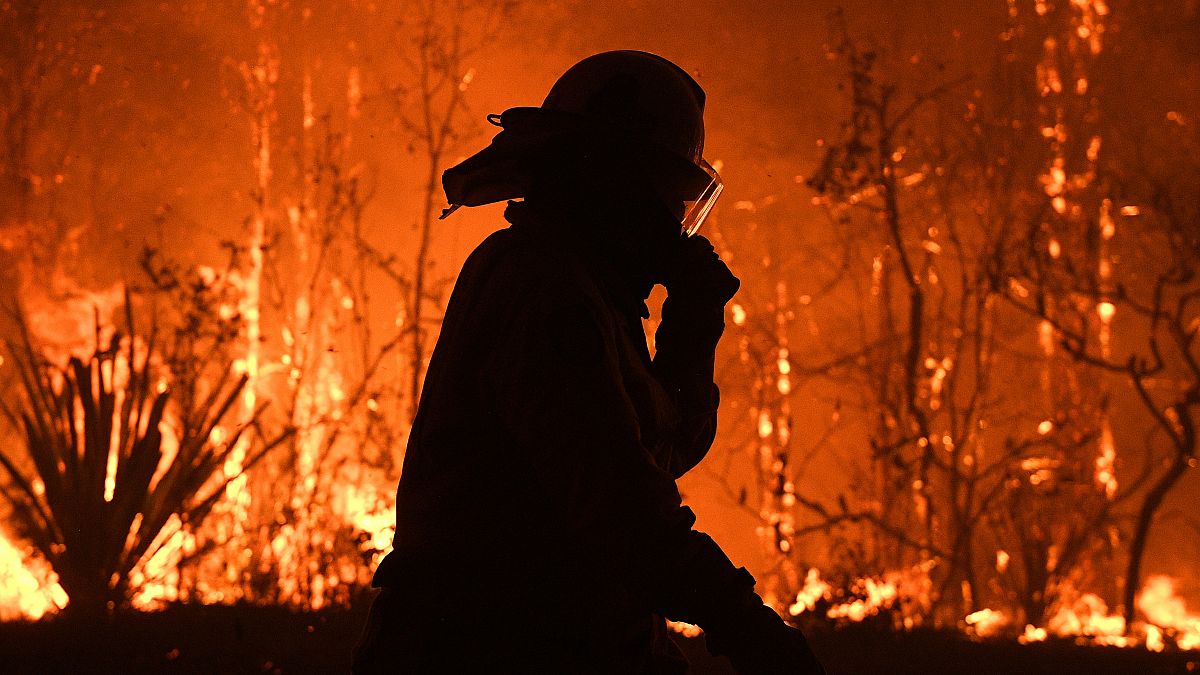 Les pompiers d'Australie vaincus par un énorme brasier, né de huit incendies  