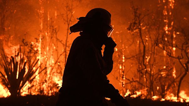 Les pompiers d'Australie vaincus par un énorme brasier, né de huit incendies Les pompiers d'Australie vaincus par un énorme brasier, né de huit incendies