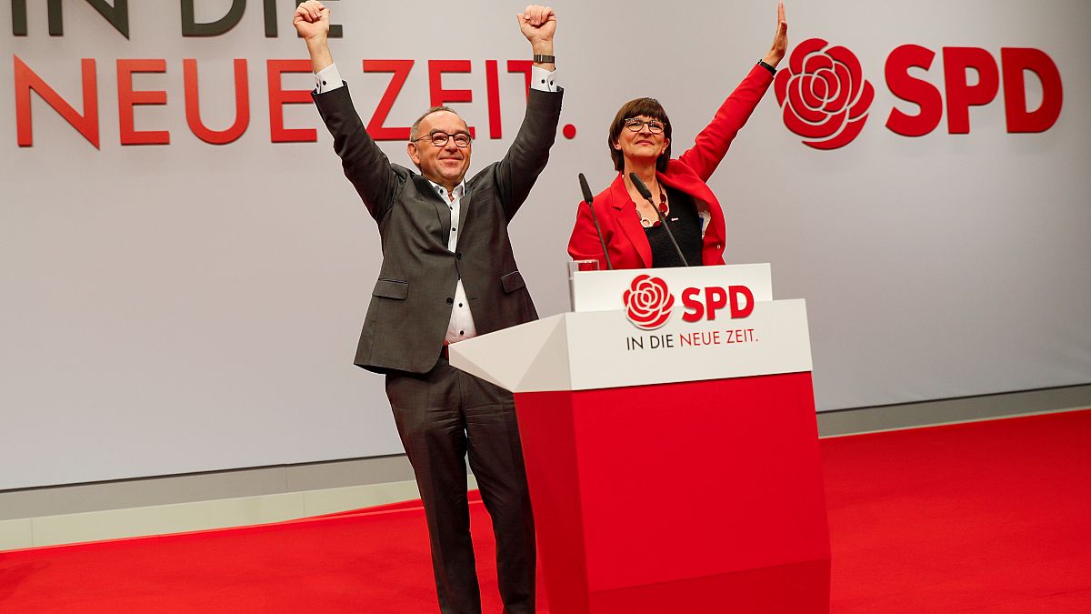 ساسكيا إيسكن ونوربرت فالتر بوريانس إثر انتخابهما زعيمين جديدين للحزب الاشتراكي الديمقراطي خلال مؤتمر للحزب في برلين. 2019/12/06