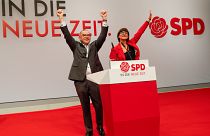 ساسكيا إيسكن ونوربرت فالتر بوريانس إثر انتخابهما زعيمين جديدين للحزب الاشتراكي الديمقراطي خلال مؤتمر للحزب في برلين. 2019/12/06