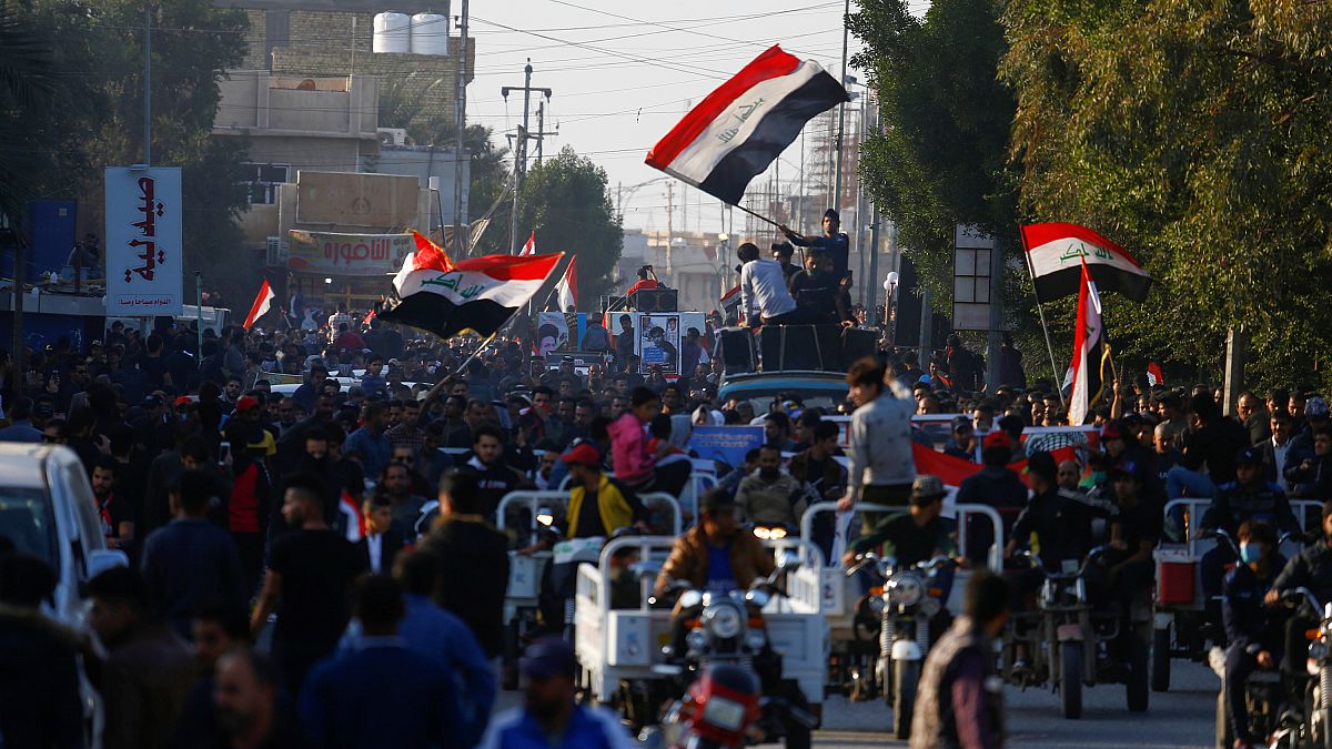 مقتل 12 متظاهراً على الأقل على يد مسلحين مجهولين وسط بغداد