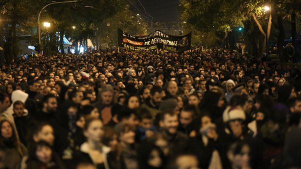 Διαδηλωτές κρατώντας πανό συμμετέχουν στην πορεία για τα 11 χρόνια από την δολοφονία του Αλέξανδρου Γρηγορόπουλου Διαδηλωτές κρατώντας πανό συμμετέχουν στην πορεία για τα 11 χρόνια από την δολοφονία του Αλέξανδρου Γρηγορόπουλου