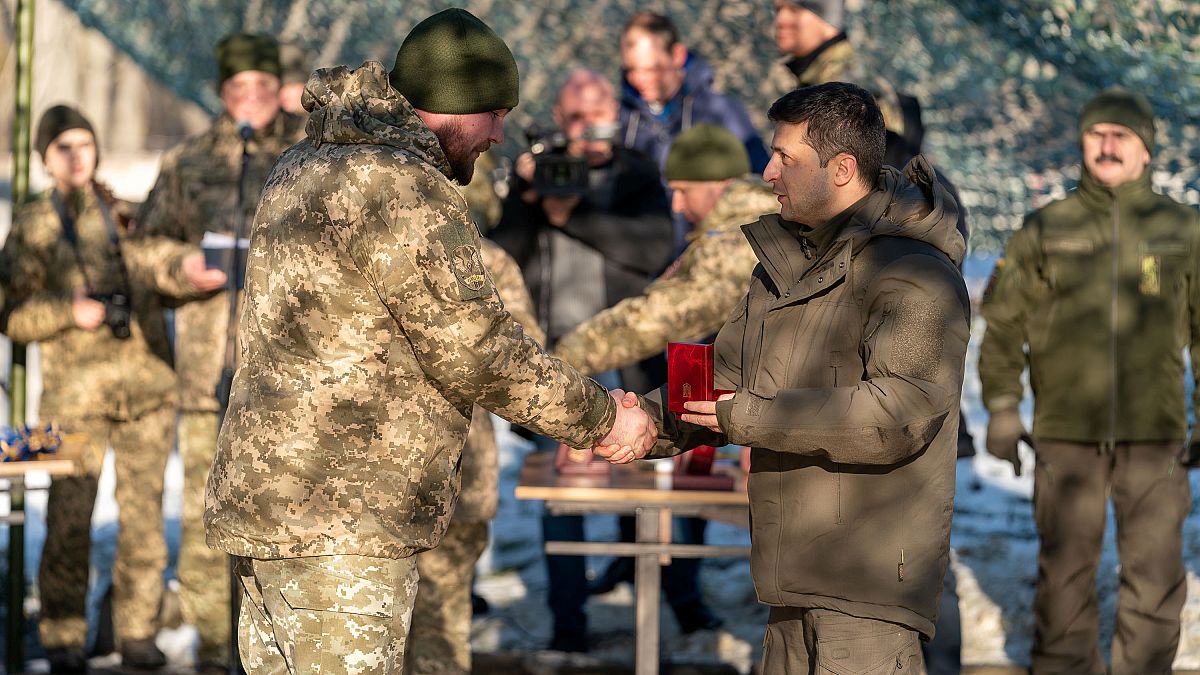 شاهد: زيلينسكي يزور جبهة القتال الأوكرانية قبل لقاء مع بوتين