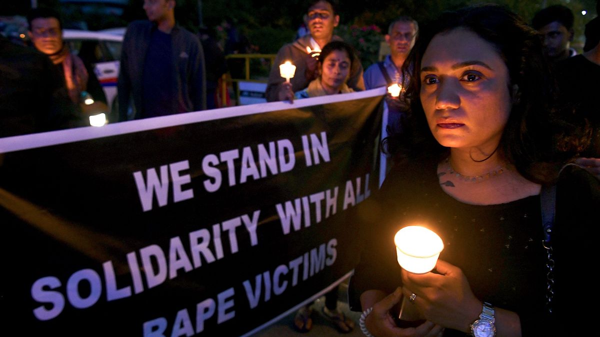 Hindistan'da kendisine tecavüz eden zanlı ve arkadaşları tarafından yakılan kadın yaşamını yitirdi  
