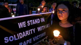 Hindistan'da kendisine tecavüz eden zanlı ve arkadaşları tarafından yakılan kadın yaşamını yitirdi