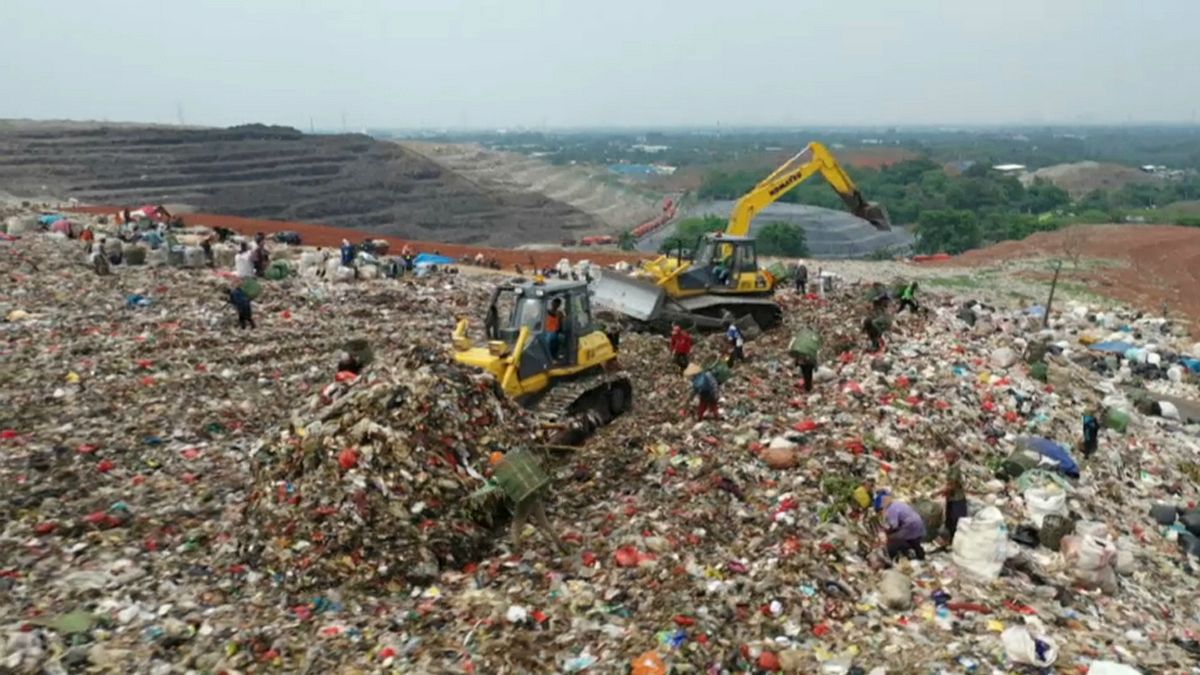 Endonezya’daki çöp dağları küresel ısınma için ciddi tehdit oluşturuyor