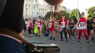 Şili'deki feministlerin dans performansı Arjantin'e uzandı