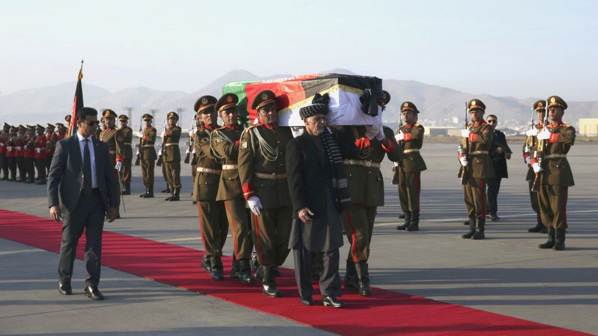 Afganistan Cumhurbaşkanı Eşref Gani Afgan bayrağına sarılı Tetsu'nun tabutunu taşıyor