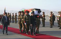 Afganistan Cumhurbaşkanı Eşref Gani Afgan bayrağına sarılı Tetsu'nun tabutunu taşıyor