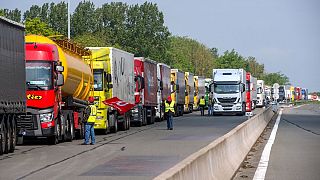 کامیون‌داران فرانسوی با مسدود کردن راه‌ها به صف معترضان پیوستند