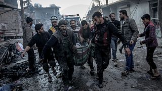 İdlib'deki yerel halk hava saldırılarında ölen ve yaralanan sivilleri taşıyor
