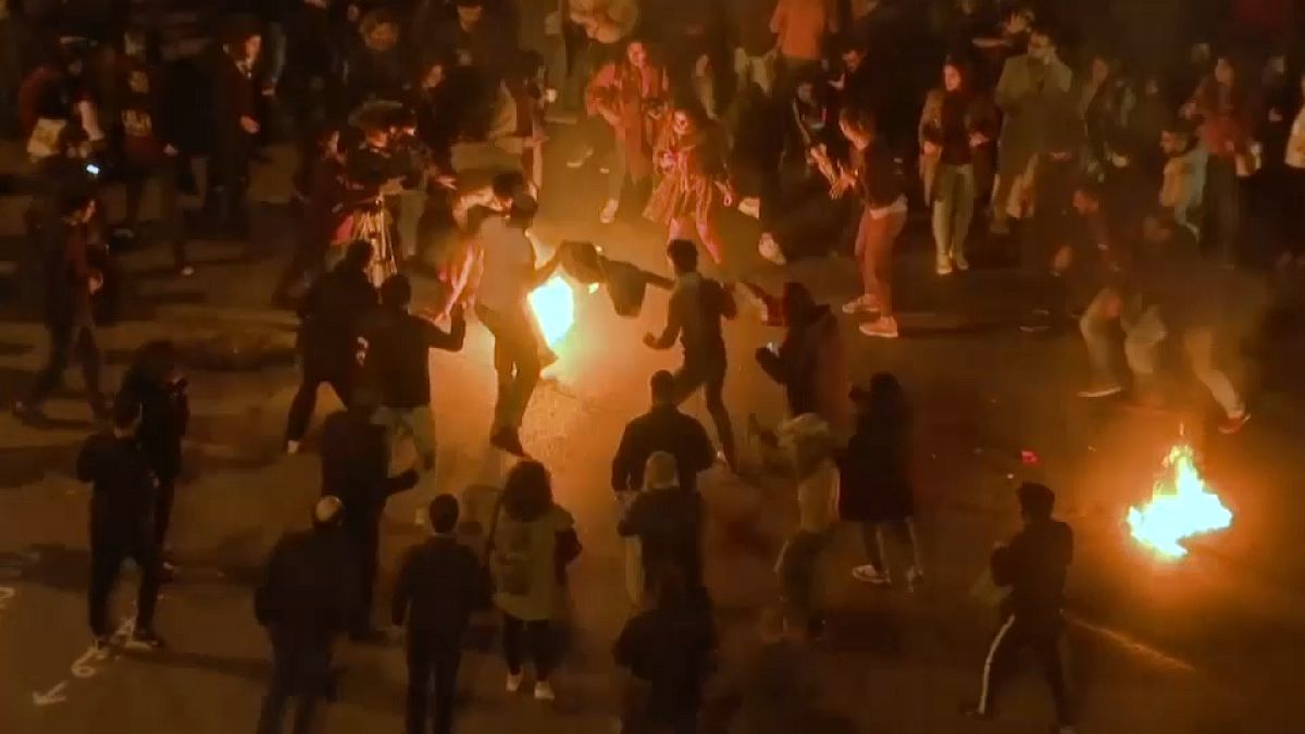 شبان يهرعون لإطفاء النار التي أشعلها رجل في نفسه وسط بيروت - 2018/12/07 -