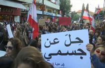 الثورة أنثى في لبنان.. نساء يتظاهرن في بيروت ضد التمييز والاغتصاب والتحرش الجنسي