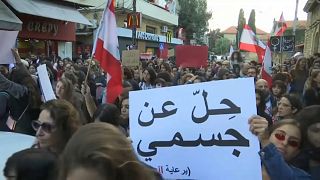 الثورة أنثى في لبنان.. نساء يتظاهرن في بيروت ضد التمييز والاغتصاب والتحرش الجنسي