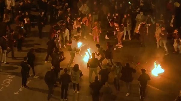 Diğer göstericiler yangını söndürerek kendini ateşe veren eylemciyi kurtardı Diğer göstericiler yangını söndürerek kendini ateşe veren eylemciyi kurtardı