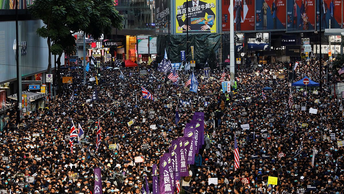 شاهد: مسيرات أسطورية وبحر من المتظاهرين في مرور ستة أشهر على احتجاجات هونغ كونغ