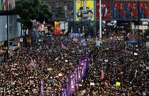 شاهد: مسيرات أسطورية وبحر من المتظاهرين في مرور ستة أشهر على احتجاجات هونغ كونغ