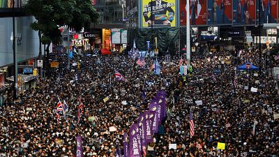 شاهد: مسيرات أسطورية وبحر من المتظاهرين في مرور ستة أشهر على احتجاجات هونغ كونغ