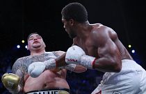 البريطاني جوشوا يستعيد لقبه العالمي في الملاكمة بالفوز على رويز في السعودية