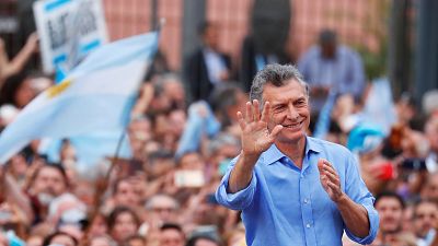 Mauricio Macri se despide de la presidencia acompañado de miles de seguidores
