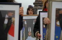 Les "décrocheurs de portrait" manifestent pour le climat à Paris 