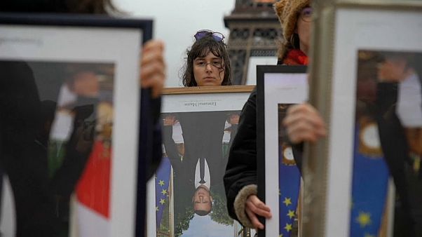 Les "décrocheurs de portrait" manifestent pour le climat à Paris Les "décrocheurs de portrait" manifestent pour le climat à Paris