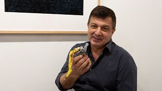 Amerikalı sanatçı David Datuna Maurizio Cattelan'ın eseri olan muzu yedi