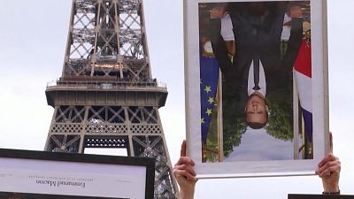 Fransa’da çevreciler belediye binalarından çaldıkları Macron'un portre fotoğraflarıyla gösteri yaptı
