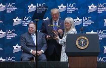 ترامب خلال اجتماع المجلس الاسرائيلي الأميركي، وإلى جانبه أحد أهم ممولي هذه المنظمة قطب الكازينوهات الملياردير اليهودي الأميركي شيلدون أديلسون وزوجته ميريام.