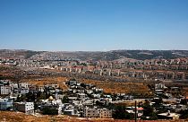 منازل فلسطينيين في قرية فوكين وفي الخلفية مستوطنة بيطار اليت الإسرائيلية في الضفة الغربية المحتلة -2019/06/19 – 