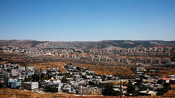 منازل فلسطينيين في قرية فوكين وفي الخلفية مستوطنة بيطار اليت الإسرائيلية في الضفة الغربية المحتلة -2019/06/19 – منازل فلسطينيين في قرية فوكين وفي الخلفية مستوطنة بيطار اليت الإسرائيلية في الضفة الغربية المحتلة -2019/06/19 –