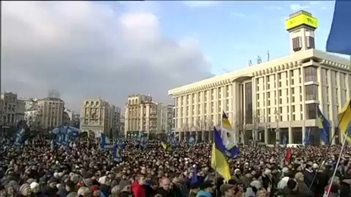 Al grido di "Ucraina unita" 5 mila persone chiedono fermezza davanti a Mosca