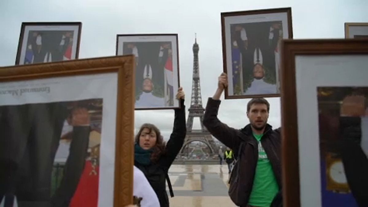 Elnöki portrékkal tüntettek Párizsban