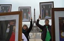 Elnöki portrékkal tüntettek Párizsban