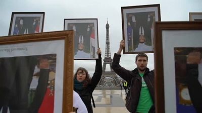 Elnöki portrékkal tüntettek Párizsban