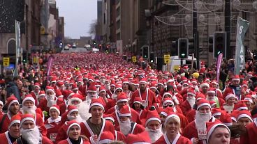 Des centaines de Père Noël envahissent Glasgow