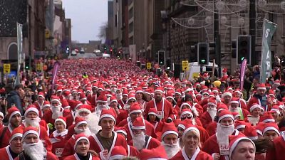 İskoçya'nın Glasgow şehrinin sokaklarını 'Noel Babalar' bastı