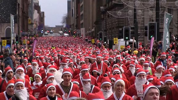 Des centaines de Père Noël envahissent Glasgow Des centaines de Père Noël envahissent Glasgow