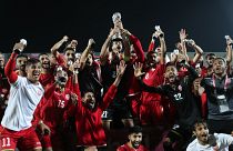 عناصر منتخب البحرين لكرة القدم يحتفلون بإحرازهم أول كأس خليجية - الدوحة 2019/12/08