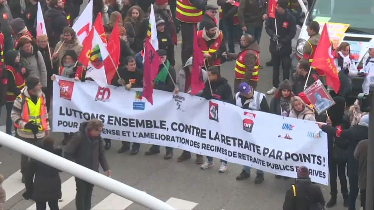 Franciaország: lebénult közlekedés a sztrájk ötödik napján 